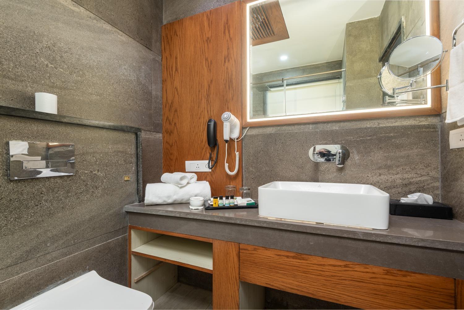 Quality Inn By Lawrence Hotels Dharamshala Bagian luar foto